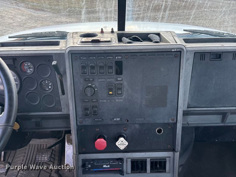 image for item FC1624 1997 Mack CH612 semi truck