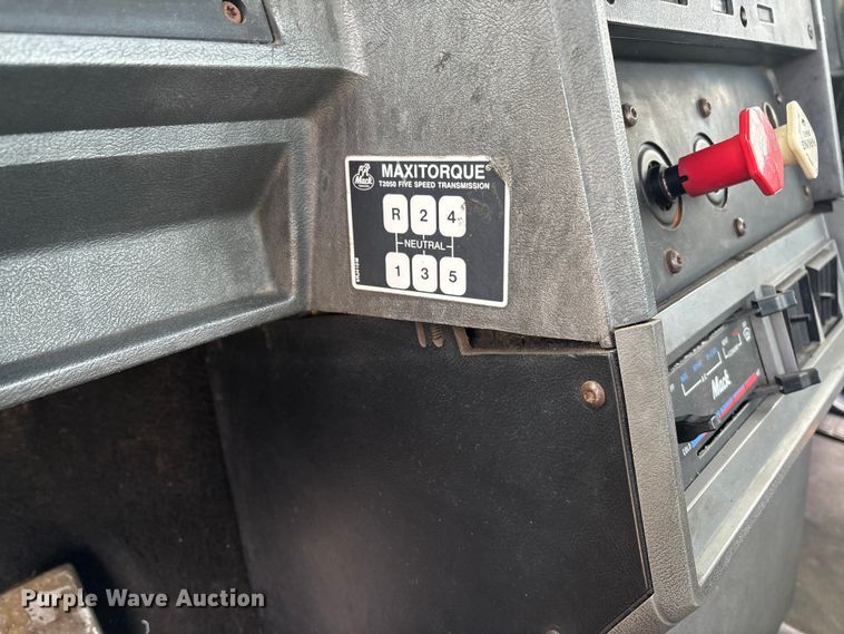 image for item FC1624 1997 Mack CH612 semi truck