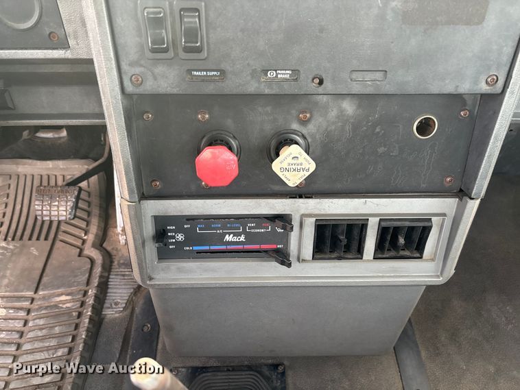 image for item FC1624 1997 Mack CH612 semi truck