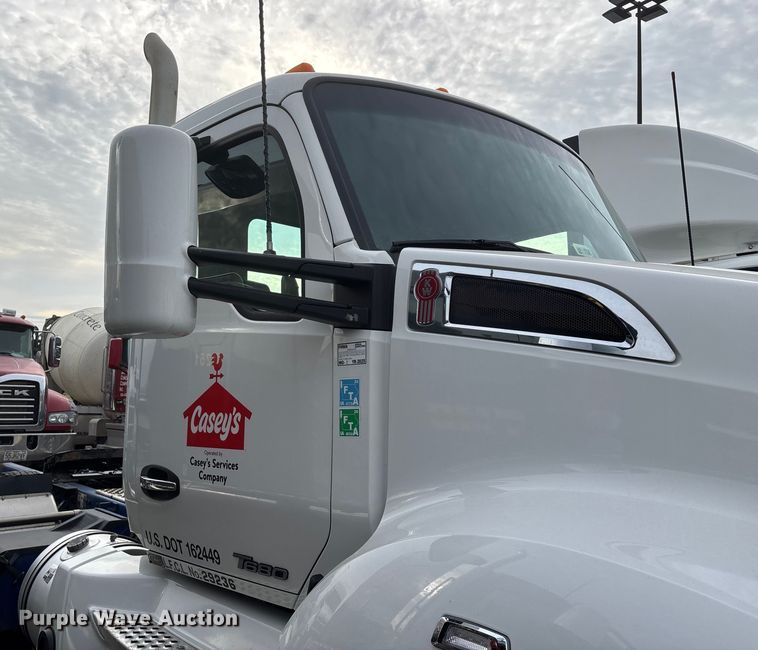 image for item FG0068 2018 Kenworth T680 semi truck