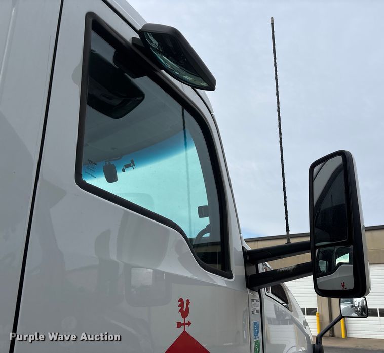 image for item FG0068 2018 Kenworth T680 semi truck