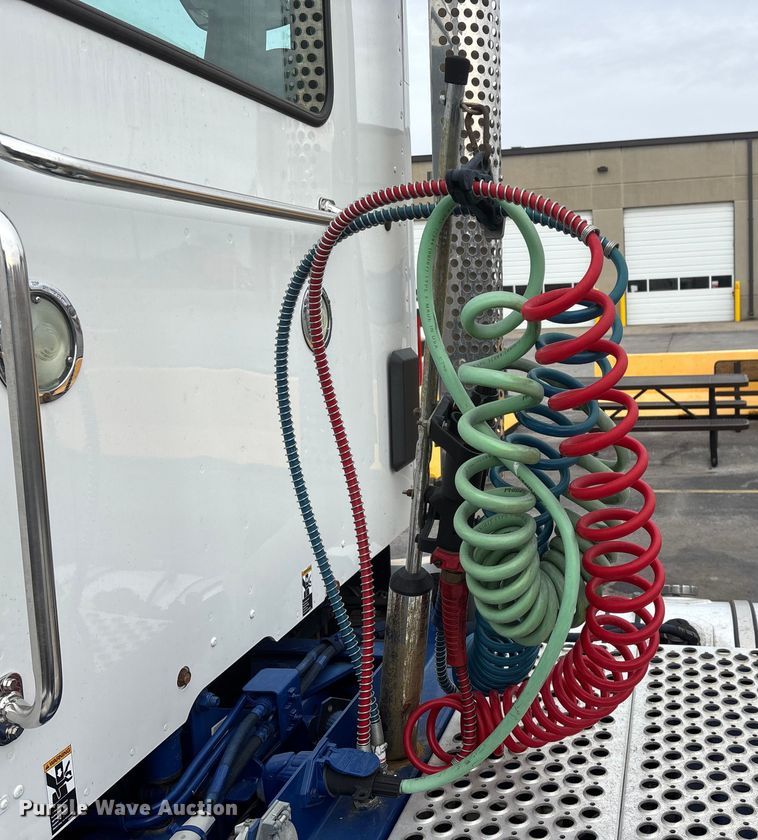 image for item FG0068 2018 Kenworth T680 semi truck