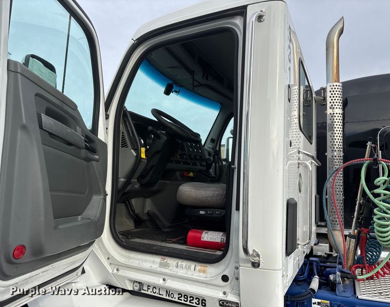 image for item FG0068 2018 Kenworth T680 semi truck