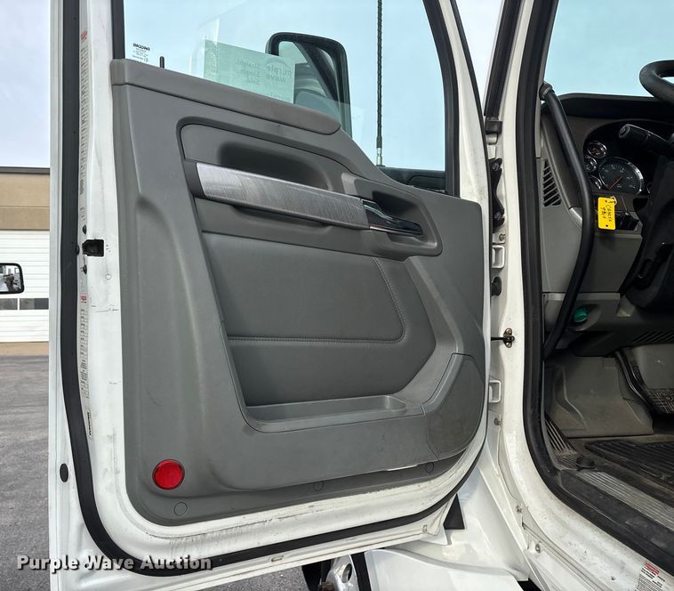 image for item FG0068 2018 Kenworth T680 semi truck