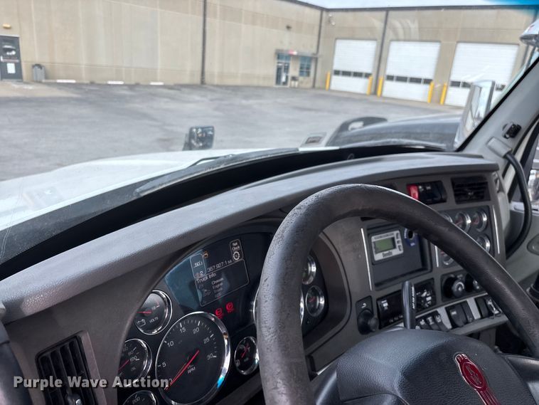 image for item FG0068 2018 Kenworth T680 semi truck