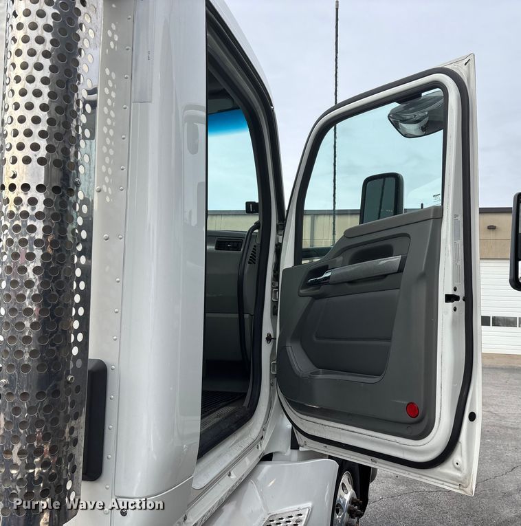 image for item FG0068 2018 Kenworth T680 semi truck