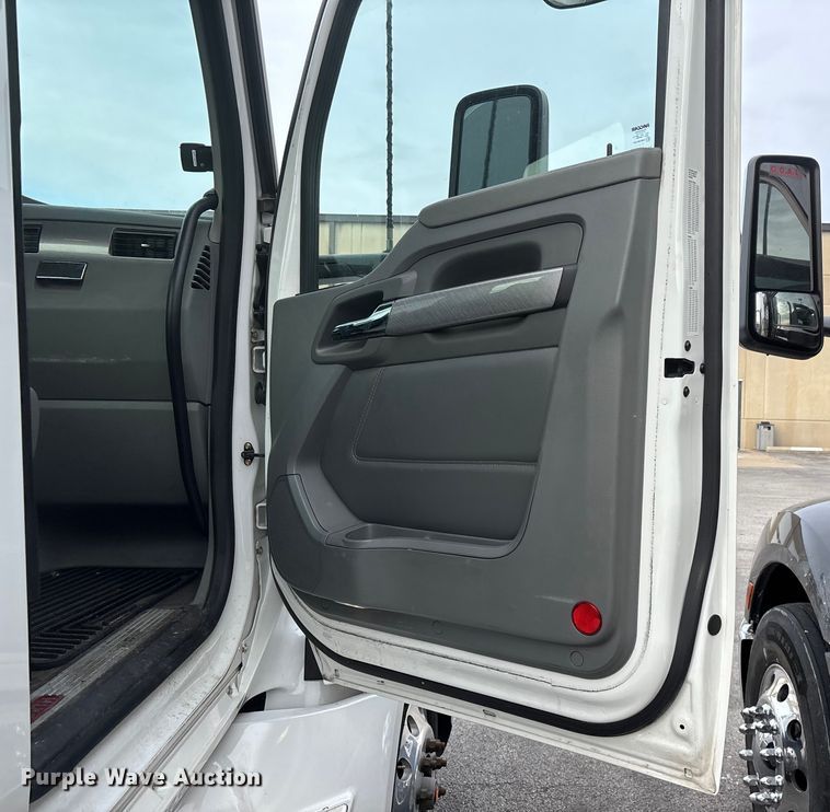 image for item FG0068 2018 Kenworth T680 semi truck