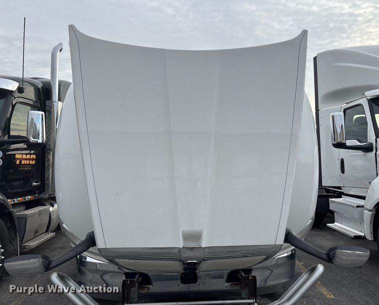 image for item FG0068 2018 Kenworth T680 semi truck