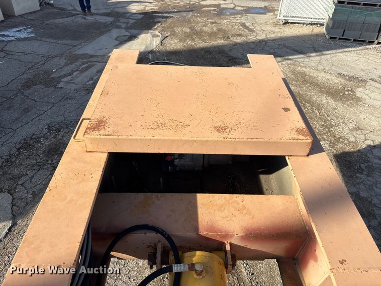 image for item FG2643 1998 Witzco Challenger RG-35 lowboy equipment trailer