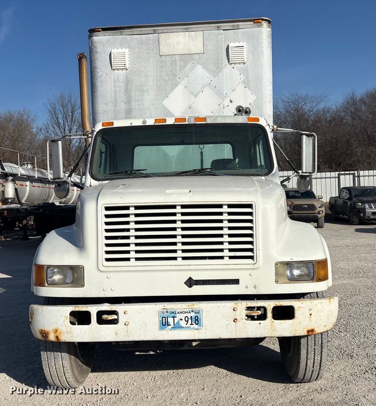image for item FI0139 1999 International 4900 semi truck