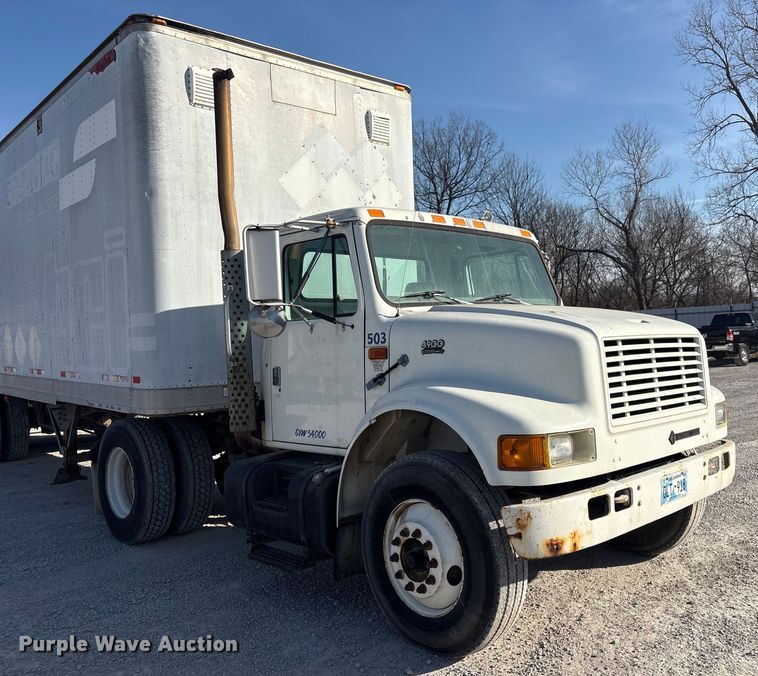 image for item FI0139 1999 International 4900 semi truck