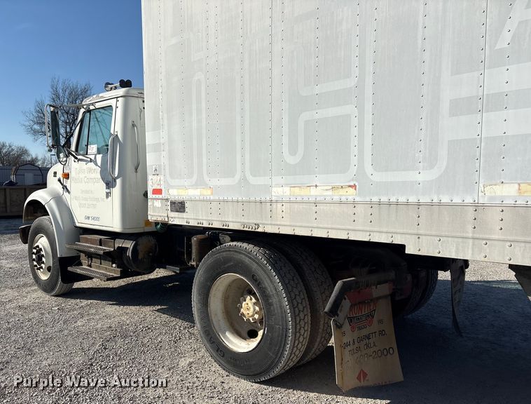 image for item FI0139 1999 International 4900 semi truck