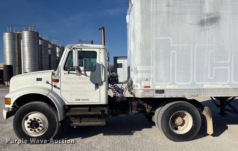 image for item FI0139 1999 International 4900 semi truck