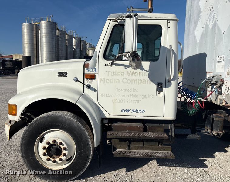 image for item FI0139 1999 International 4900 semi truck