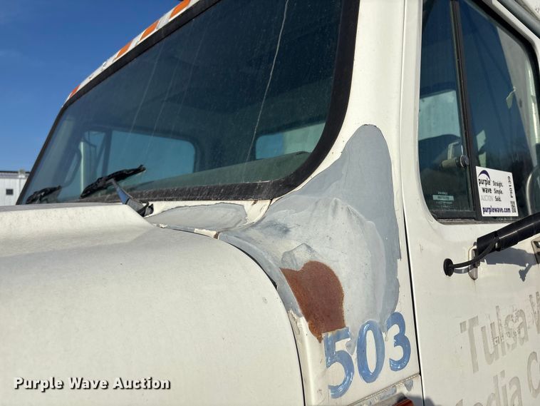 image for item FI0139 1999 International 4900 semi truck