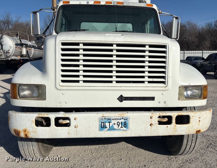 image for item FI0139 1999 International 4900 semi truck
