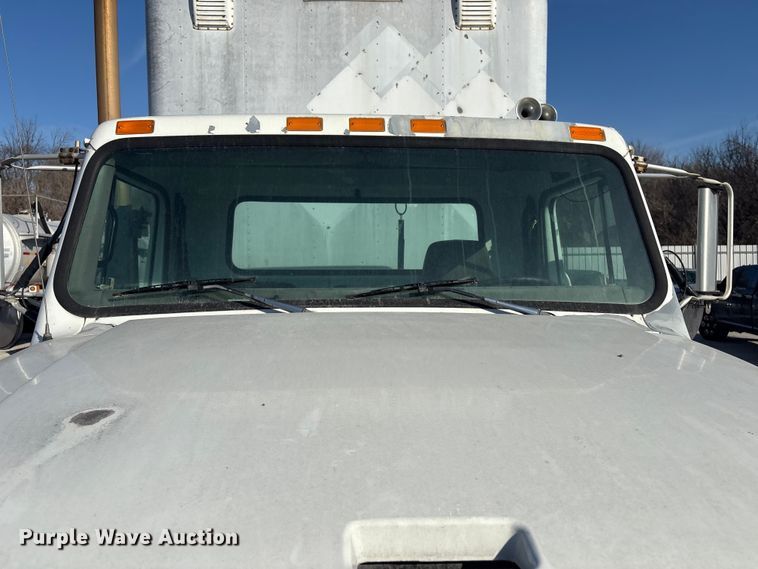 image for item FI0139 1999 International 4900 semi truck