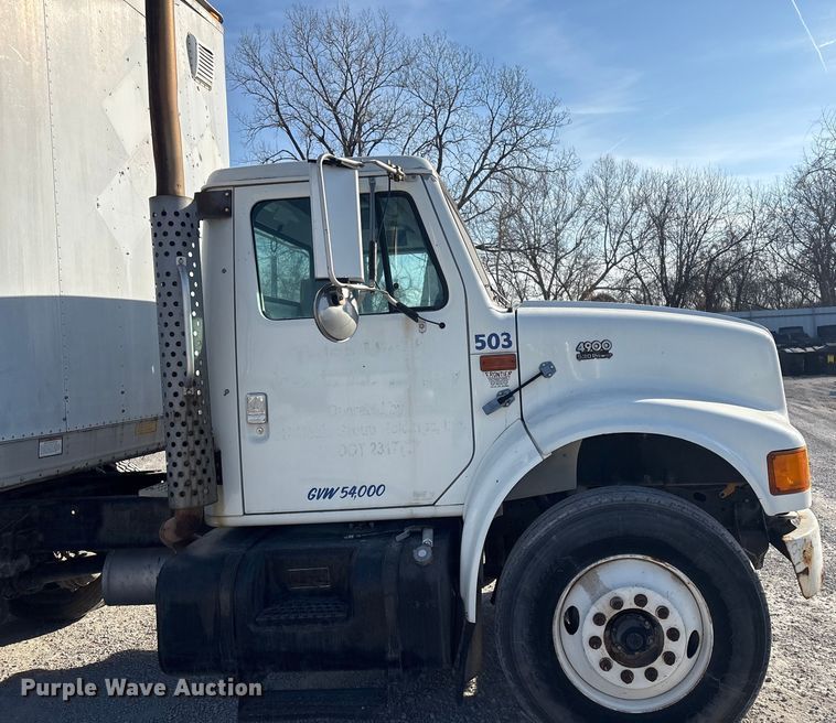 image for item FI0139 1999 International 4900 semi truck