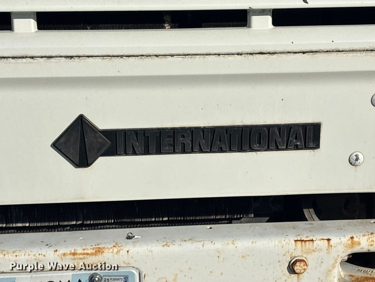 image for item FI0139 1999 International 4900 semi truck