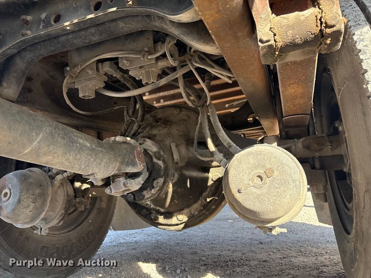 image for item FI0139 1999 International 4900 semi truck