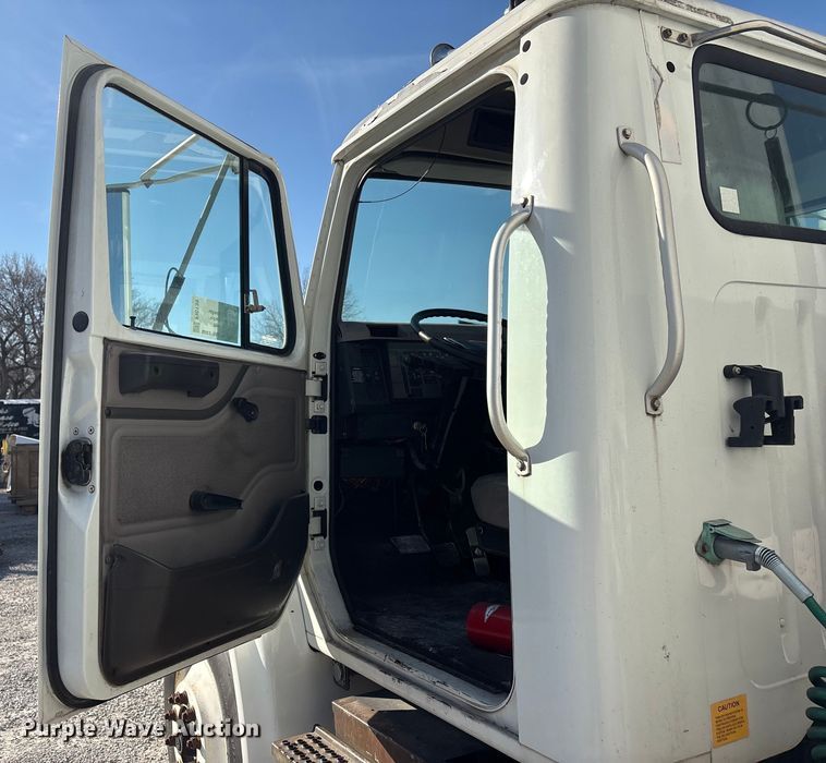 image for item FI0139 1999 International 4900 semi truck