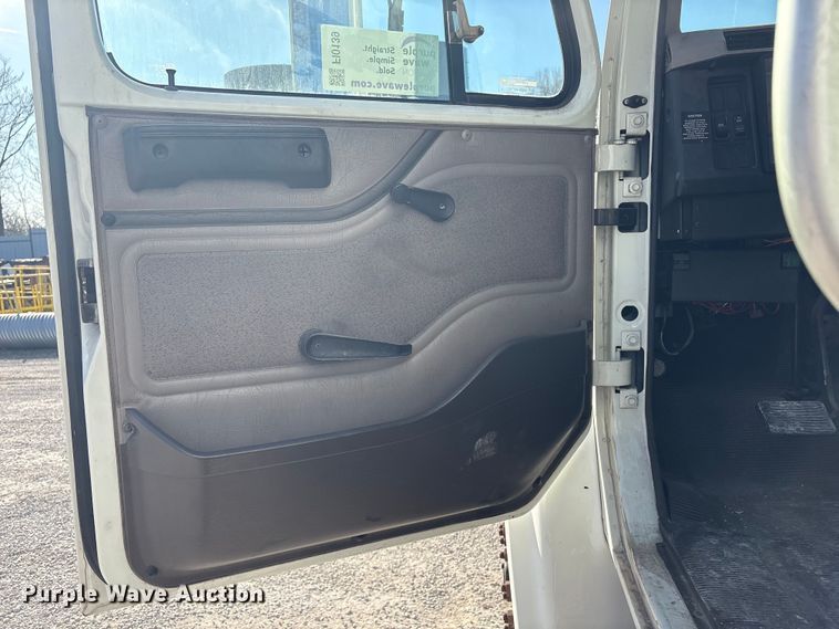 image for item FI0139 1999 International 4900 semi truck