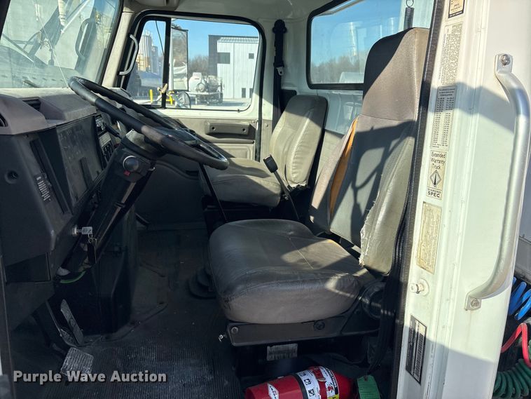 image for item FI0139 1999 International 4900 semi truck