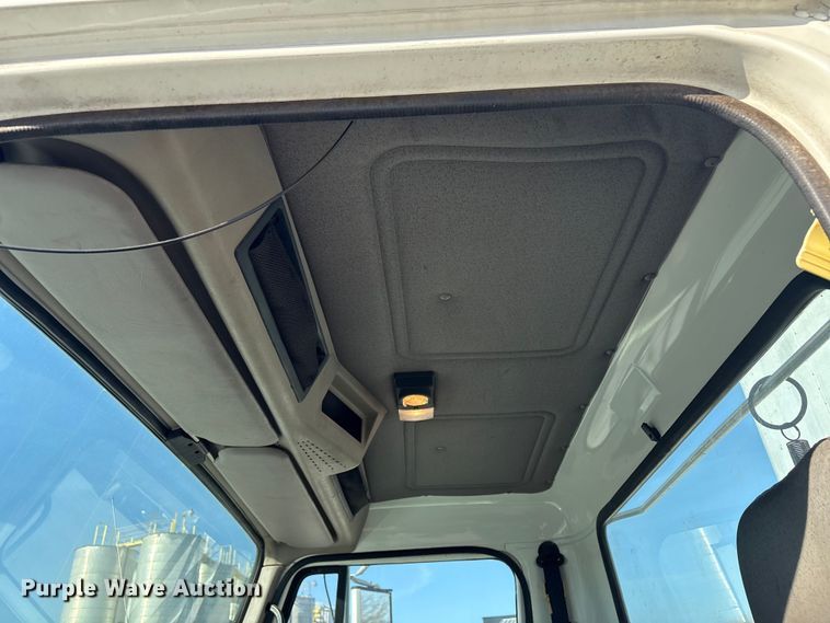 image for item FI0139 1999 International 4900 semi truck