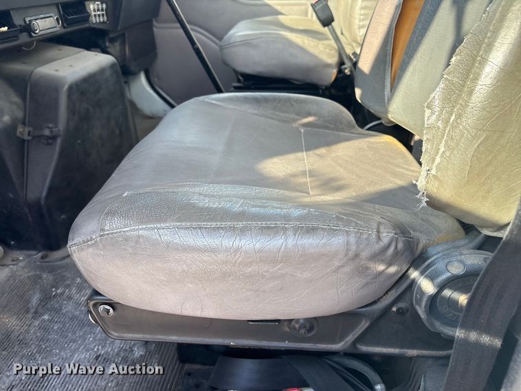 image for item FI0139 1999 International 4900 semi truck