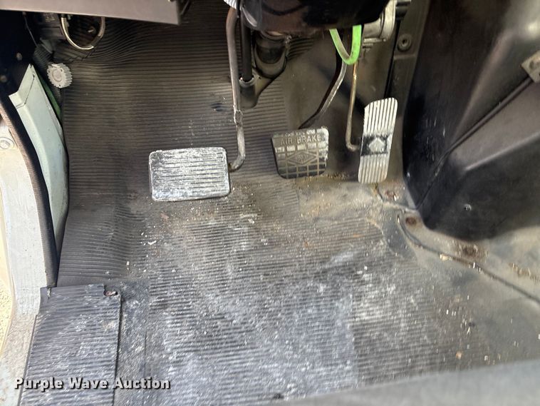 image for item FI0139 1999 International 4900 semi truck