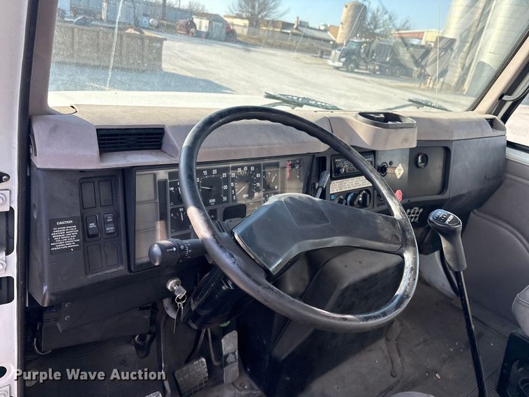 image for item FI0139 1999 International 4900 semi truck