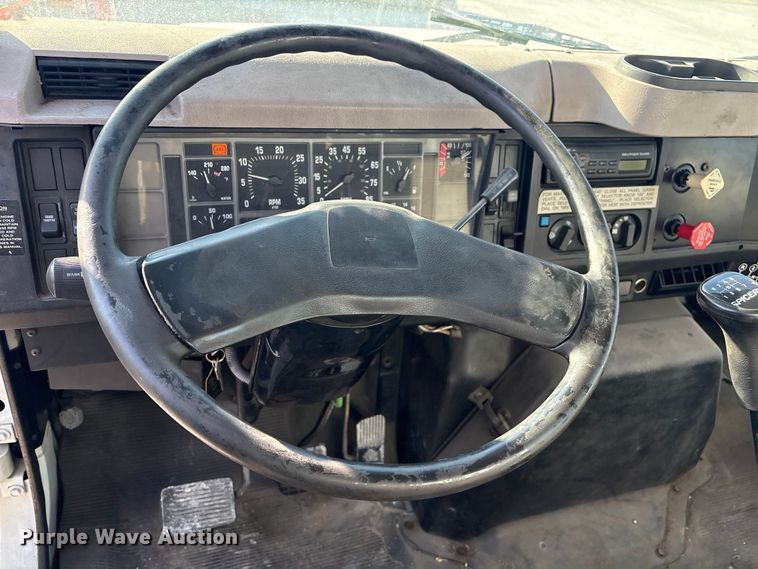 image for item FI0139 1999 International 4900 semi truck