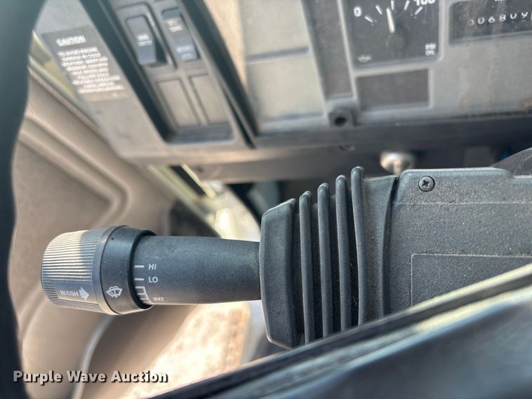 image for item FI0139 1999 International 4900 semi truck