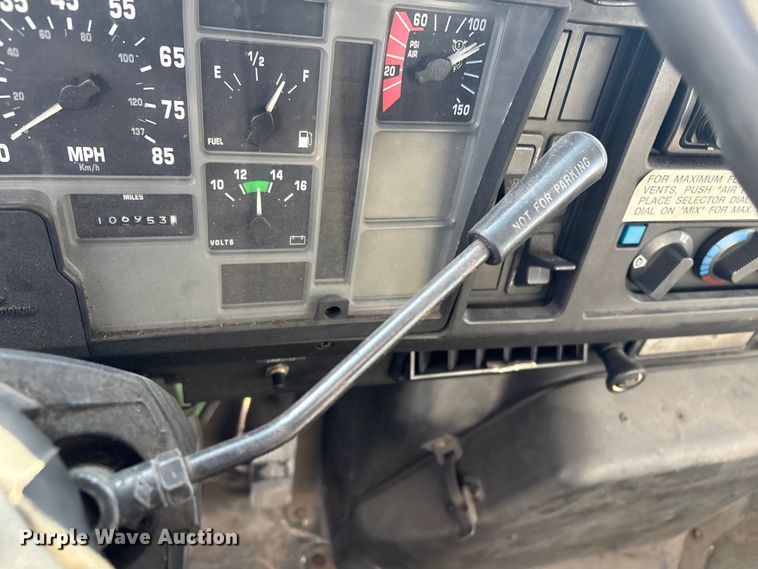 image for item FI0139 1999 International 4900 semi truck