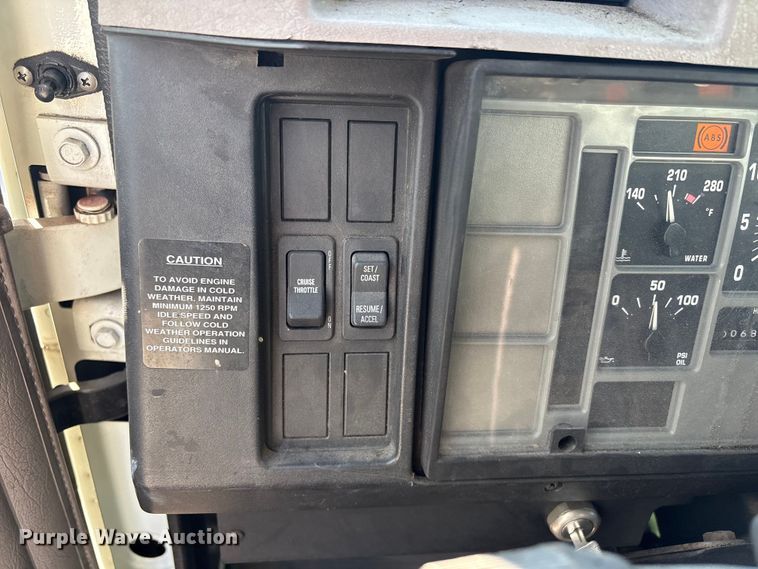 image for item FI0139 1999 International 4900 semi truck