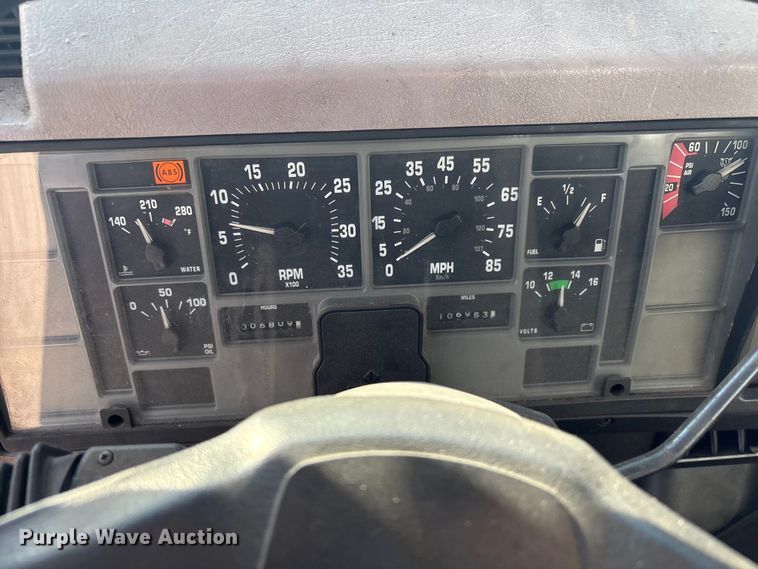 image for item FI0139 1999 International 4900 semi truck