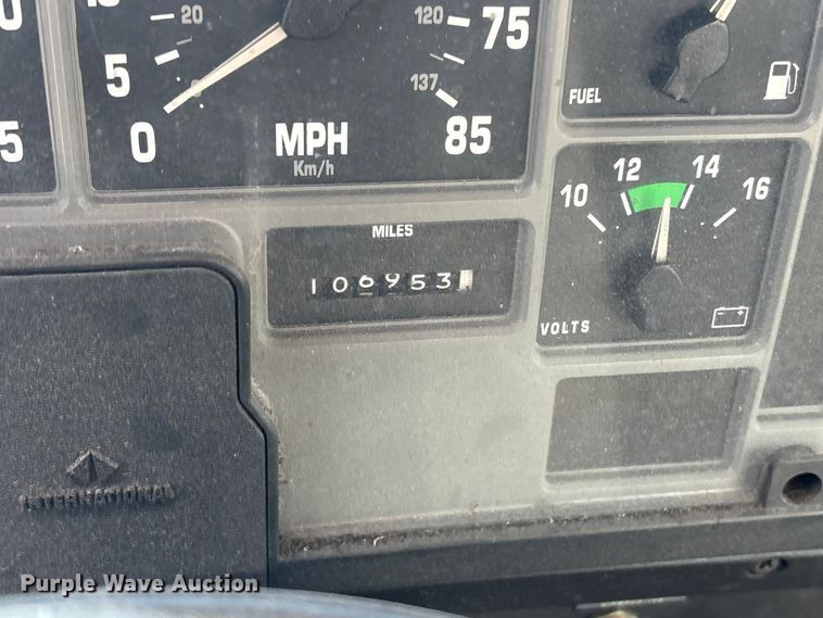 image for item FI0139 1999 International 4900 semi truck