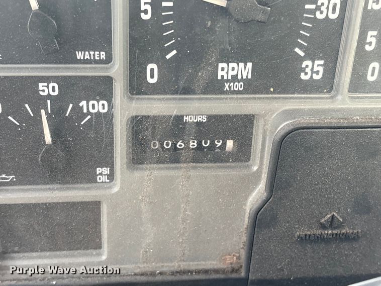 image for item FI0139 1999 International 4900 semi truck