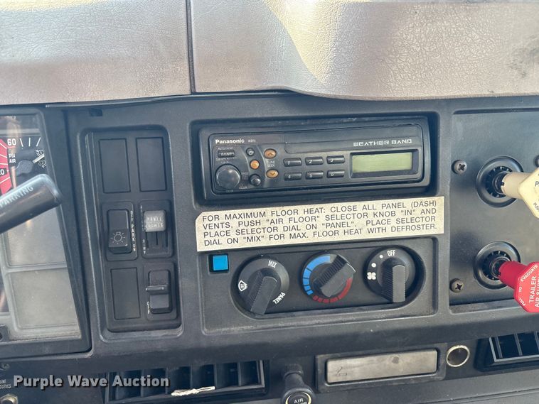 image for item FI0139 1999 International 4900 semi truck