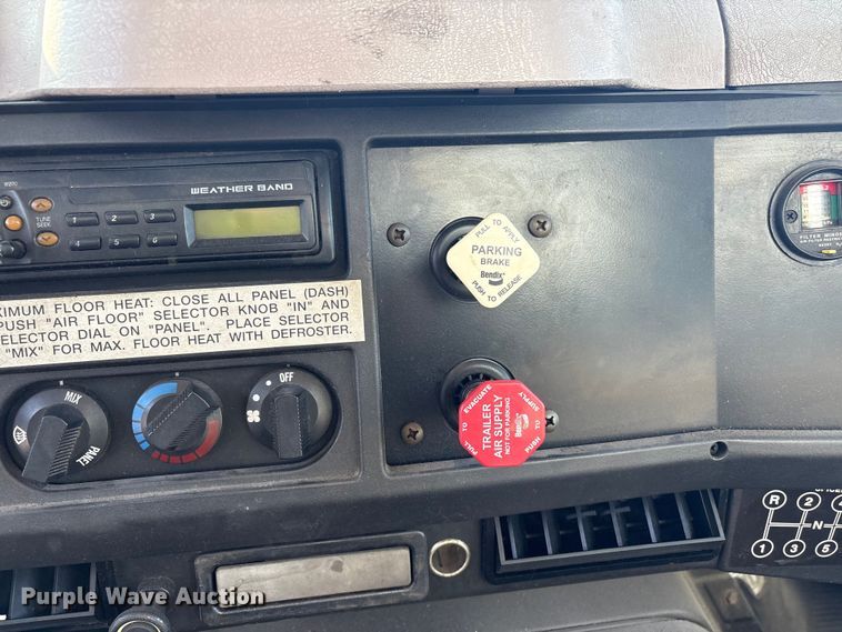 image for item FI0139 1999 International 4900 semi truck