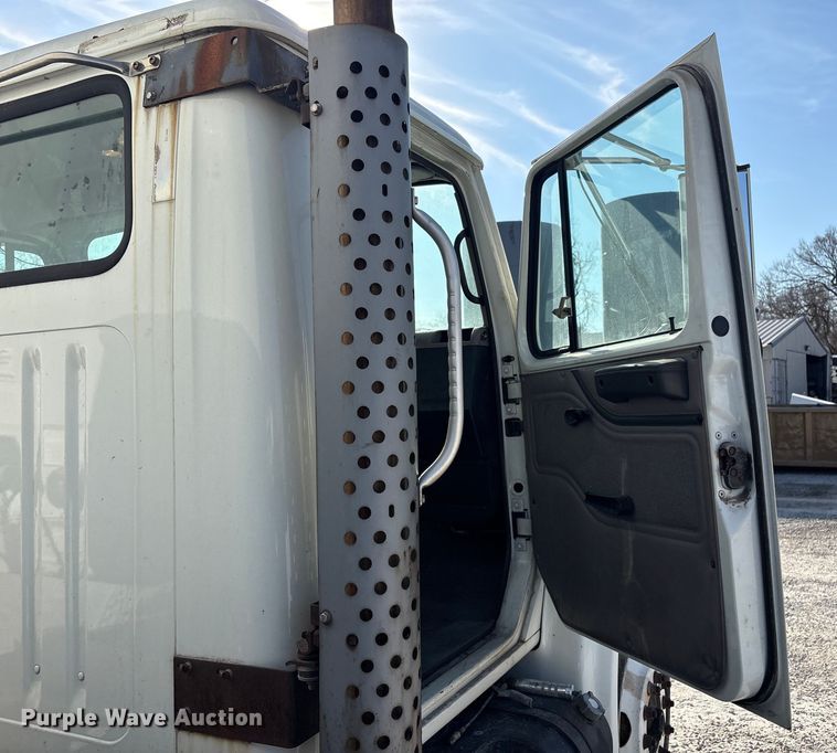 image for item FI0139 1999 International 4900 semi truck