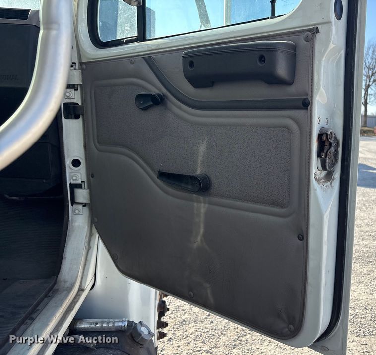 image for item FI0139 1999 International 4900 semi truck