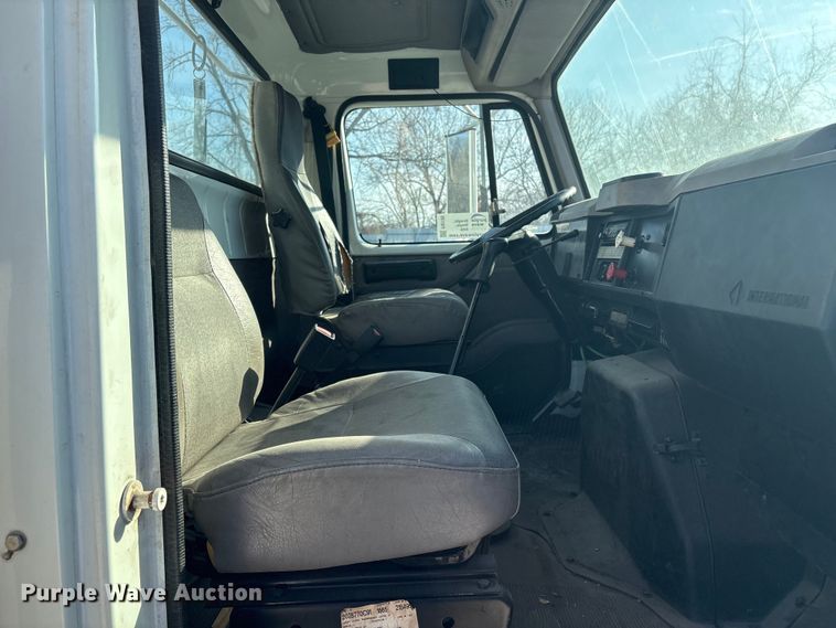 image for item FI0139 1999 International 4900 semi truck