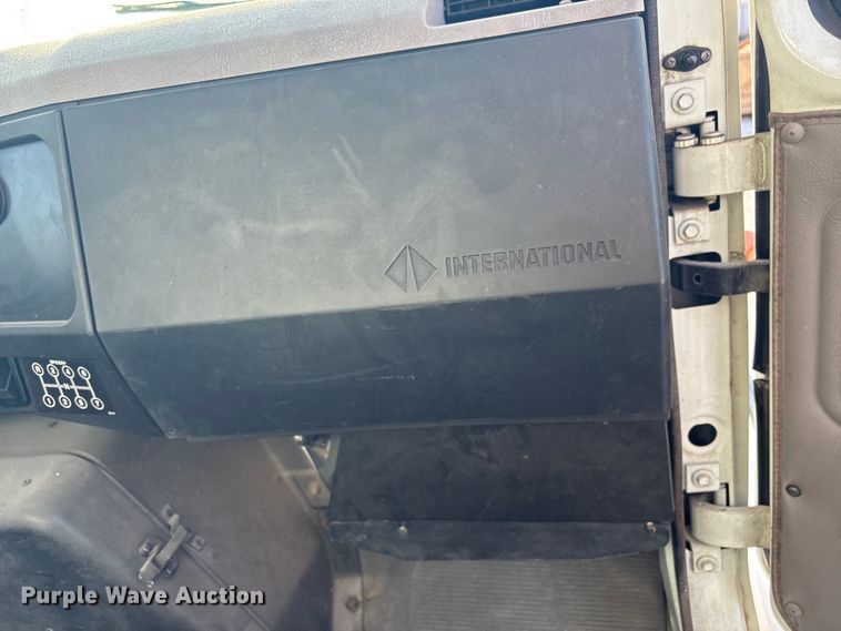 image for item FI0139 1999 International 4900 semi truck