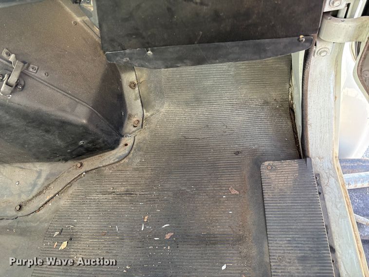 image for item FI0139 1999 International 4900 semi truck