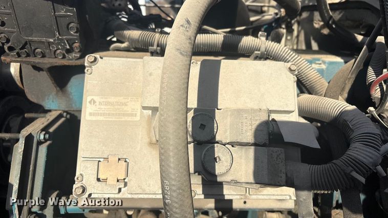 image for item FI0139 1999 International 4900 semi truck