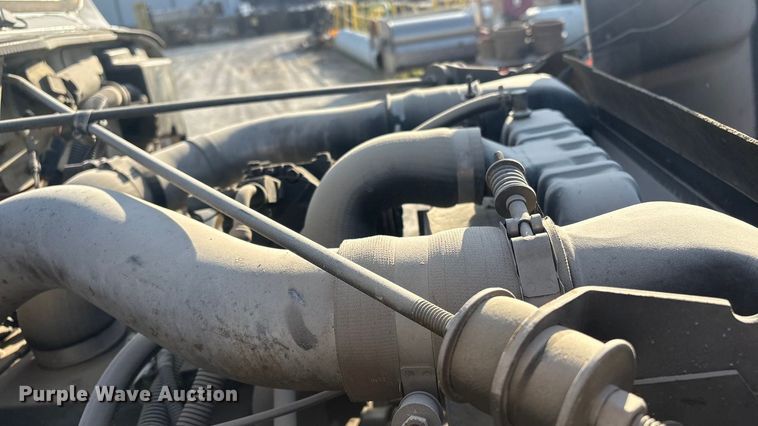 image for item FI0139 1999 International 4900 semi truck