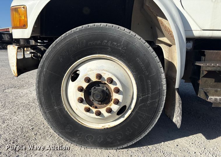 image for item FI0139 1999 International 4900 semi truck