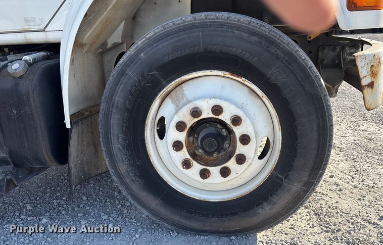 image for item FI0139 1999 International 4900 semi truck