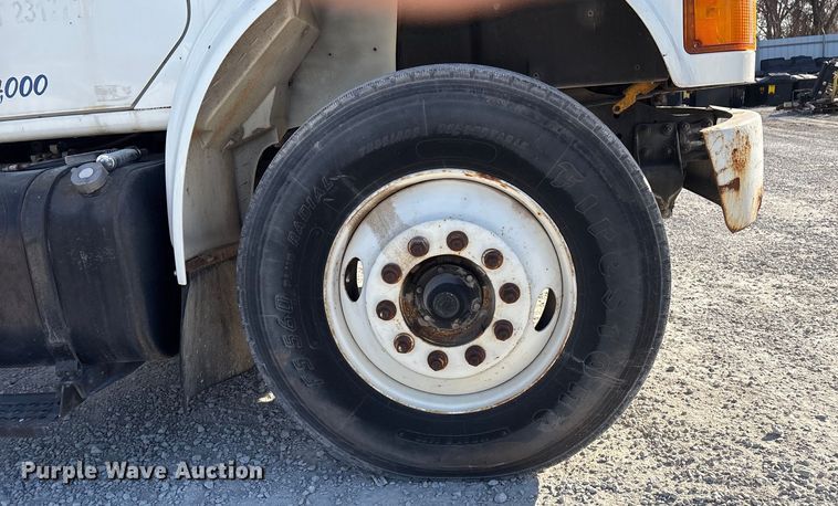 image for item FI0139 1999 International 4900 semi truck